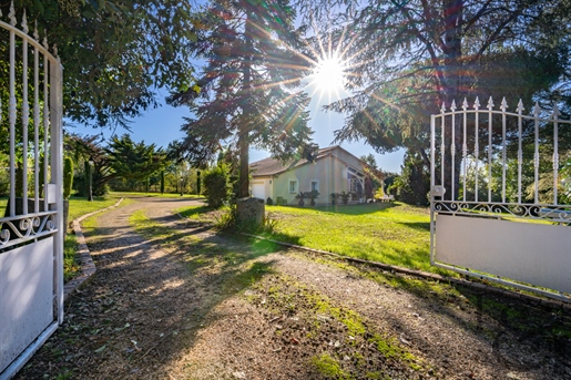 Villeneuve sur lot, superb house with swimming pool of approximately 180sqm on 5711sqm of wooded par