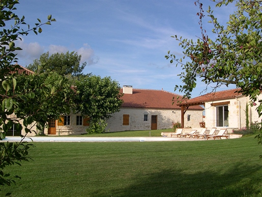 Lot et Garonne - Propriété en pierre rénovée composée de 2 maisons avec chacune sa piscine privée su