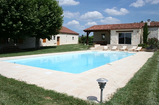Lot et Garonne - Propriété en pierre rénovée composée de 2 maisons avec chacune sa piscine privée su