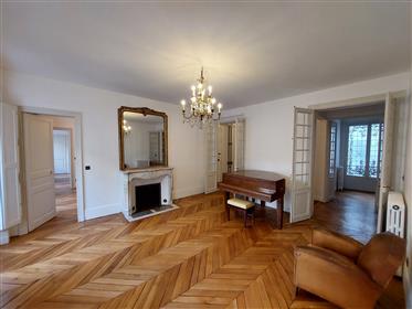 Prodaje se apartman 10 soba 221 m² Pariz 6E 