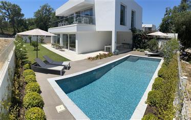 Krásná, v perfektním stavu samostatně stojící vila (2021), bazén, garáž - Sesimbra