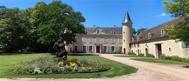 Obefläckat 18th century twin-turreted château ligger i 10 hektar parkmark