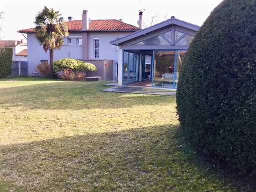 6-room house 220m2 with landscaped garden and heated swimming pool