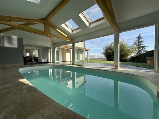 Villa de plain-pied avec piscine intérieure