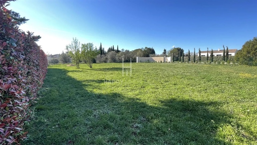 Close to Arles, city center, shops and schools