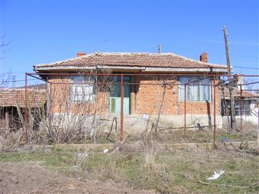 Podwórko z przyległymi budynkami w miejscowości Valchin, gmina Sungurlare