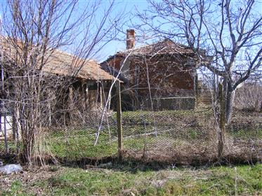 Curte cu clădiri adiacente în satul Vâlchin, comuna Sungurlare