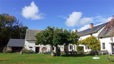 Vente belle maison, chemin privée, idéal pour chambres d'hôtes, Allier Auvergne.