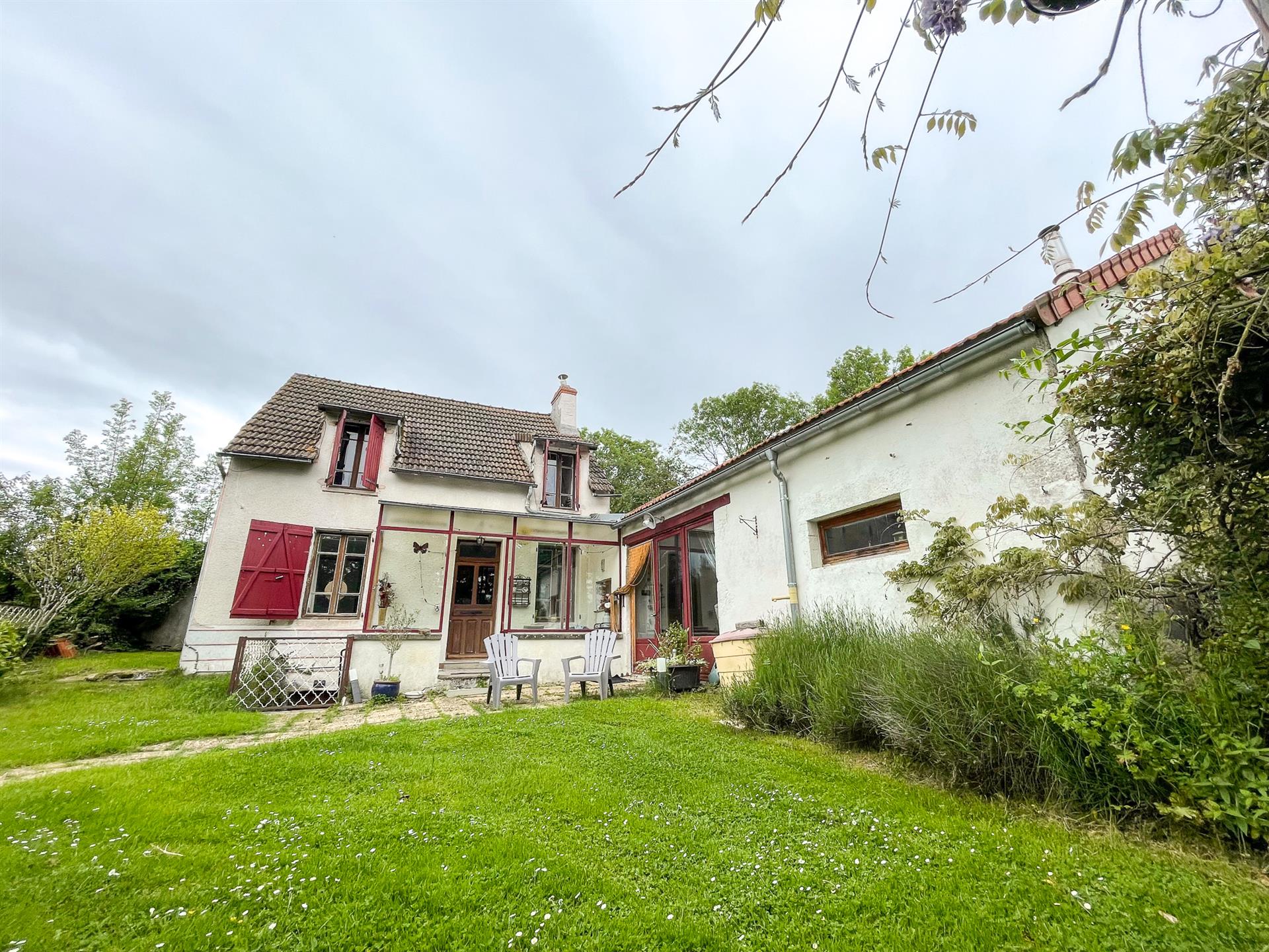 A vendre, belle maison avec jardin autour, dans village sympathique, Allier, Auvergne.