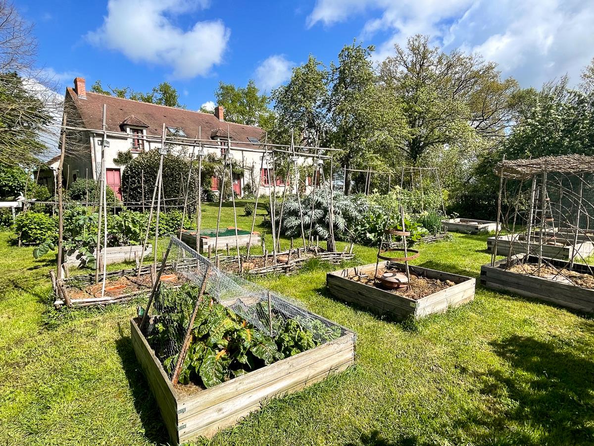 A vendre, maison, grande longère indépendante avec garage et très joli jardin autour. 