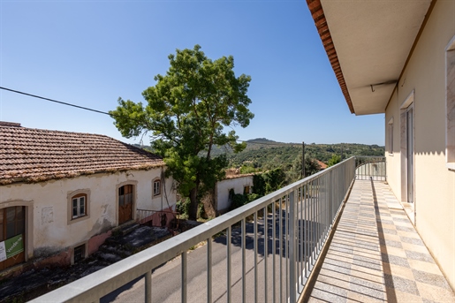 Ampla Casa de Campo Tradicional com Terreno e Casa de Hósped