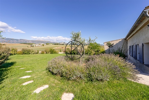 Charming property in Provence, surrounded by lavender