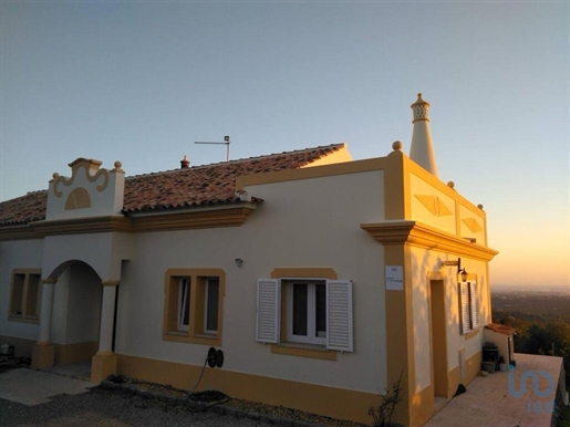 Home / Villa with 3 Rooms in Faro with 185,00 m²
