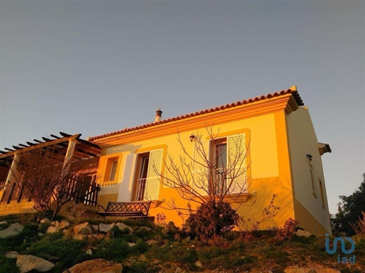 Home / Villa with 3 Rooms in Faro with 185,00 m²