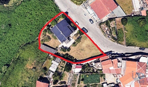 Home / Villa with 3 Rooms in Porto with 225,00 m²