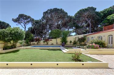 Apartamento T2+1 com piscina e jardim privados no Estoril