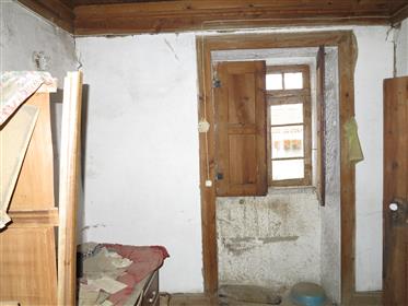 Pěkný typický kamenný a dřevěný dům k obnově