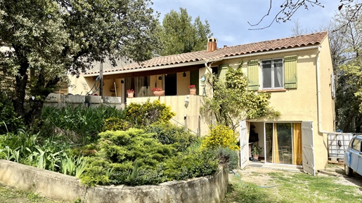 Villa in subdivision in Apt in the Luberon