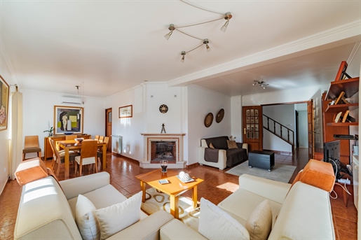 4Br Portuguese style spacious House with privacy, views and great location | Charneca de Caparica |