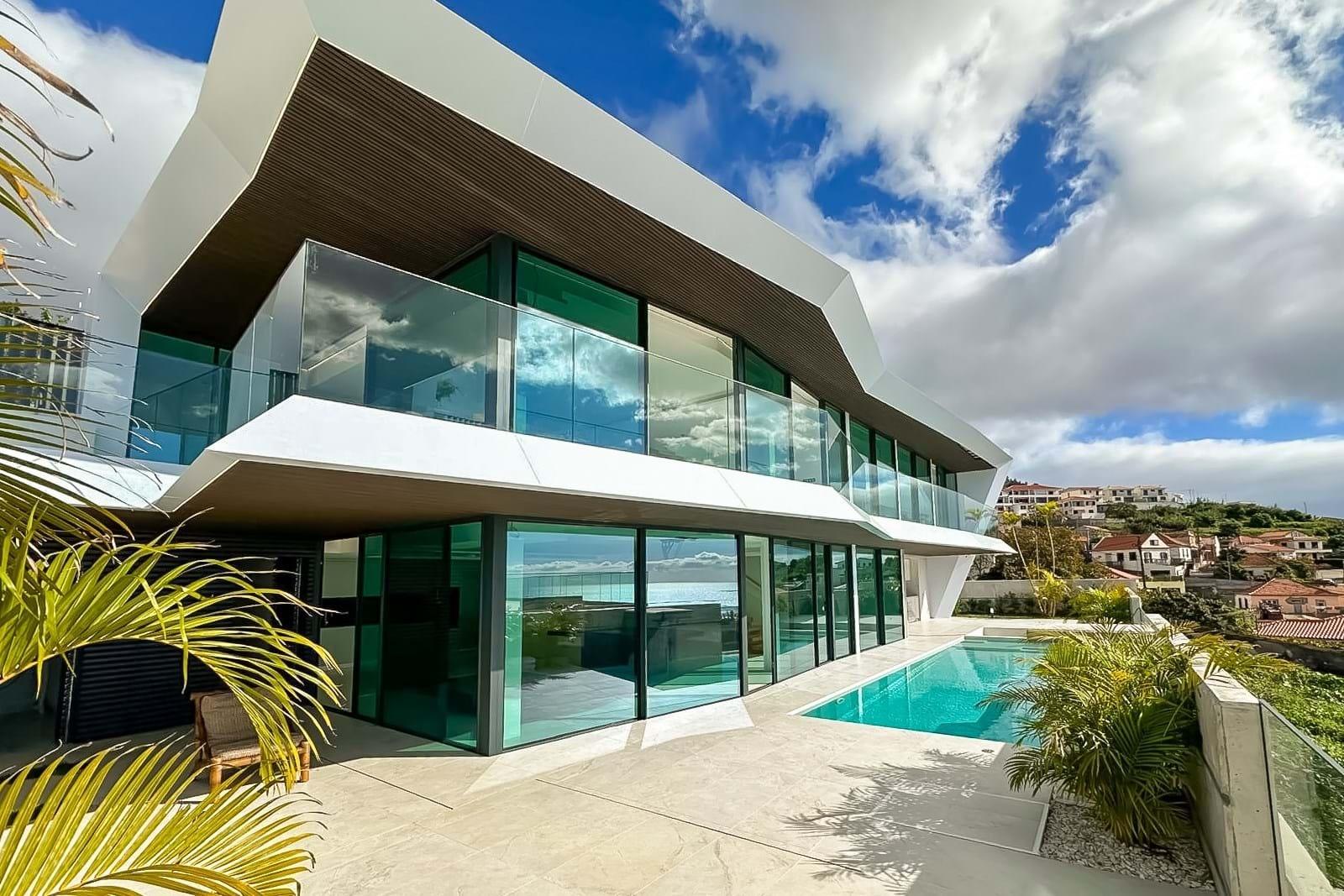 Luxury 4 Bedrooms Villa with Infinity Pool, Rooftop Solarium, and Panoramic Views Over Funchal