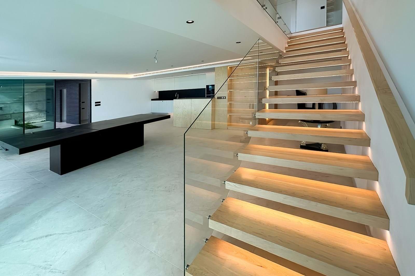 Luxury 4 Bedrooms Villa with Infinity Pool, Rooftop Solarium, and Panoramic Views Over Funchal