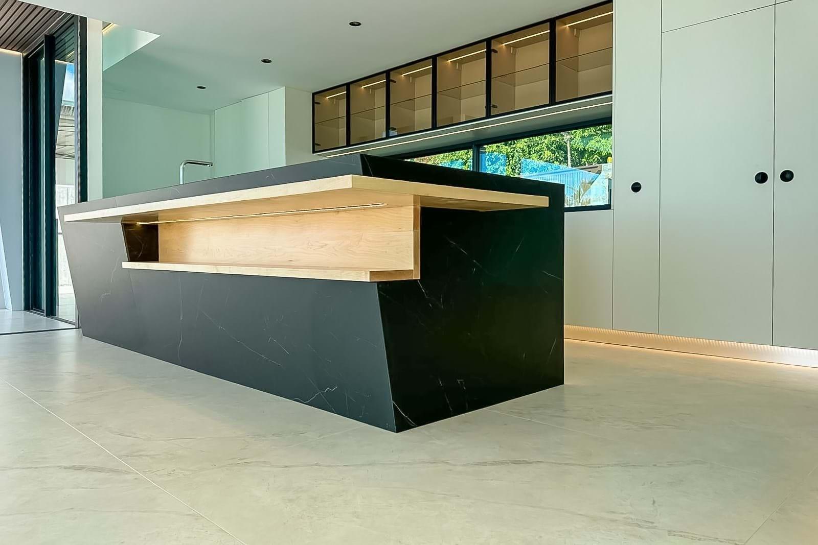 Luxury 4 Bedrooms Villa with Infinity Pool, Rooftop Solarium, and Panoramic Views Over Funchal
