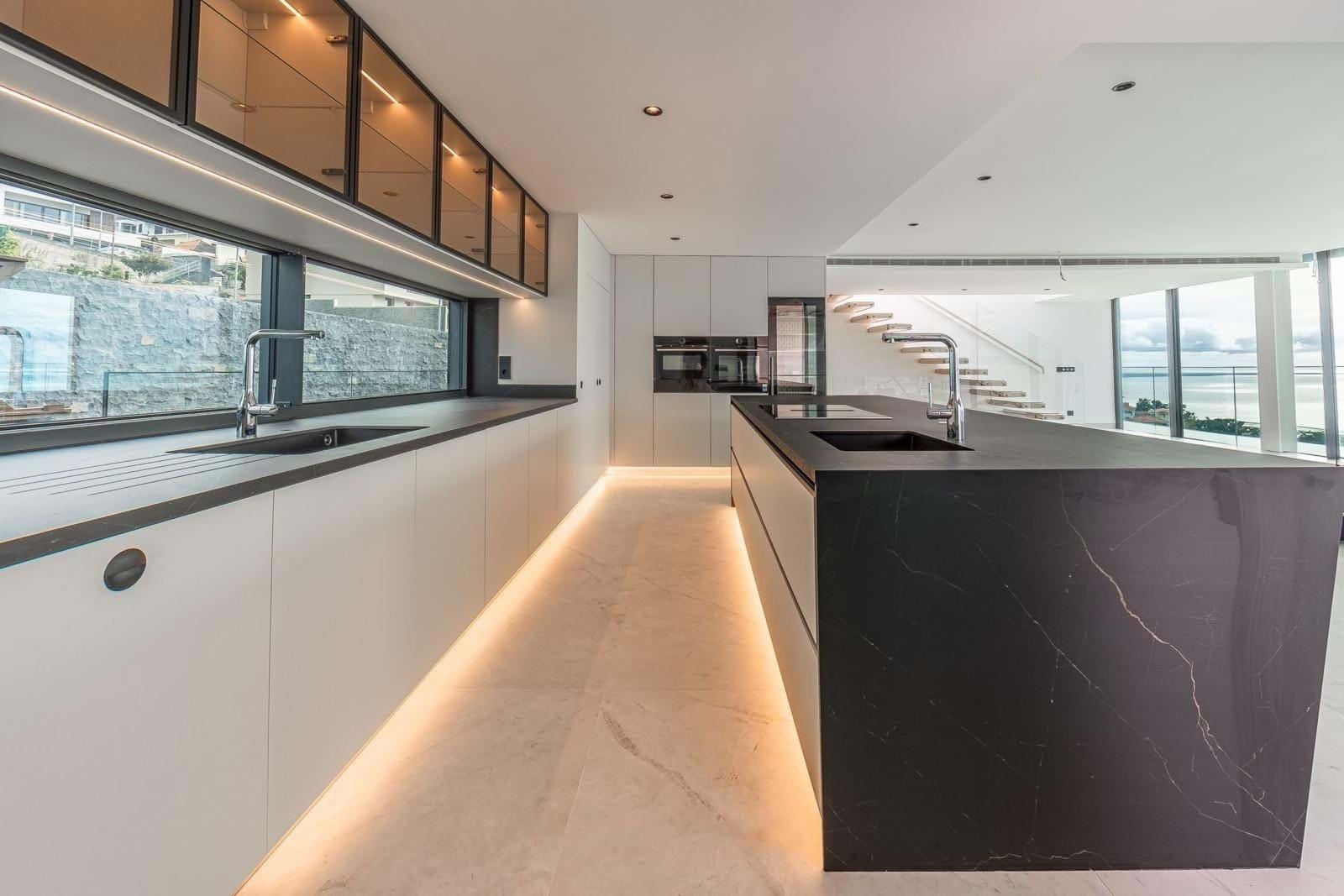 Luxury 4 Bedrooms Villa with Infinity Pool, Rooftop Solarium, and Panoramic Views Over Funchal