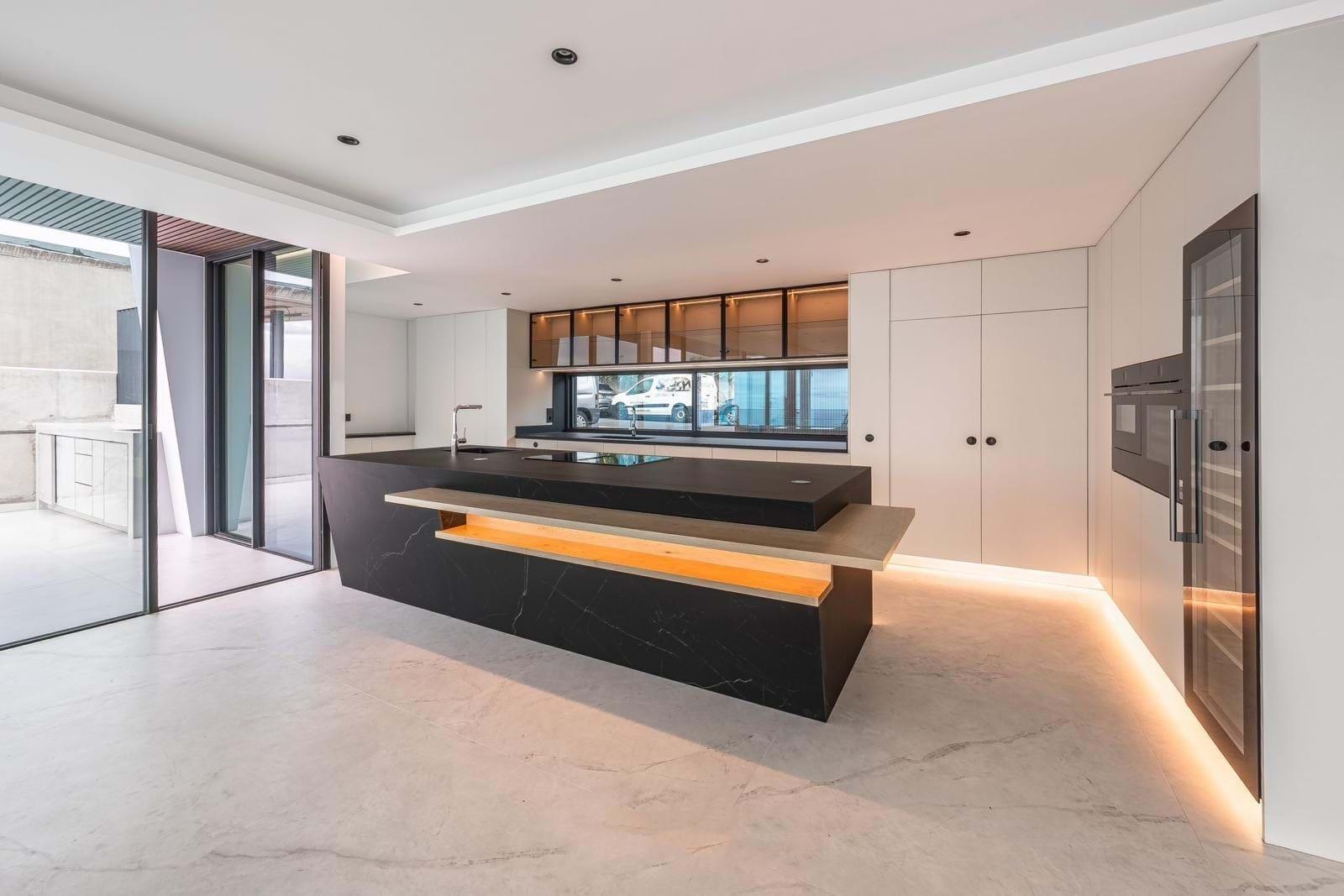 Luxury 4 Bedrooms Villa with Infinity Pool, Rooftop Solarium, and Panoramic Views Over Funchal