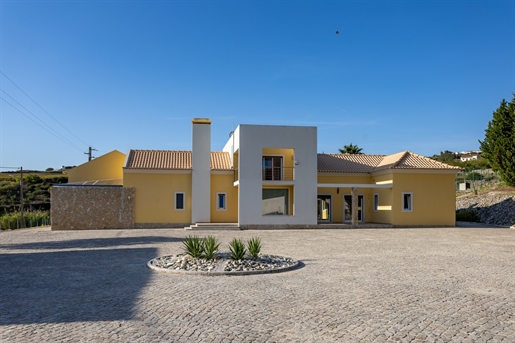 Vie de luxe tranquille : Villa de 4+2 chambres avec piscine sur un terrain de 10 000 m2 à Cadafais 