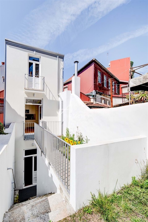 Renovated apartment T1 with garden in Miragaia, Porto