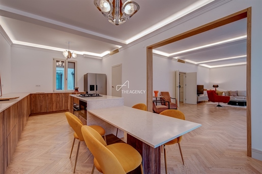 Art Deco 4 bedroom apartment in an excellent location