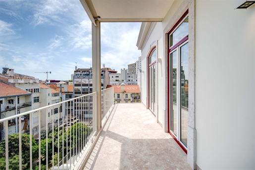 Luxury 5-bedroom apartment with terrace in residential development in Saldanha