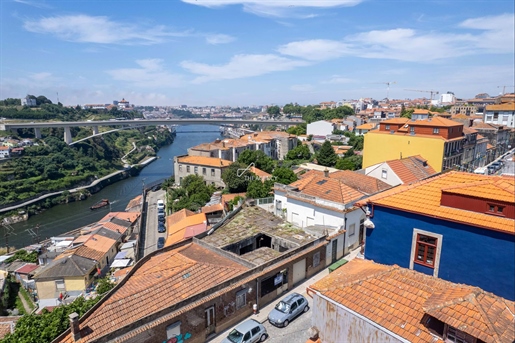 Propriedade no Porto com vista para o Rio Douro