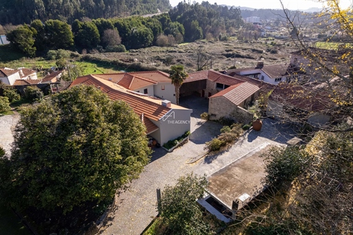 Quinta renovada com grande terreno privado em Vila Nova de Gaia