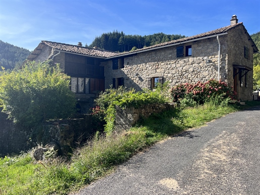Typisch stenen huis uit de Ardèche met terras en tuin