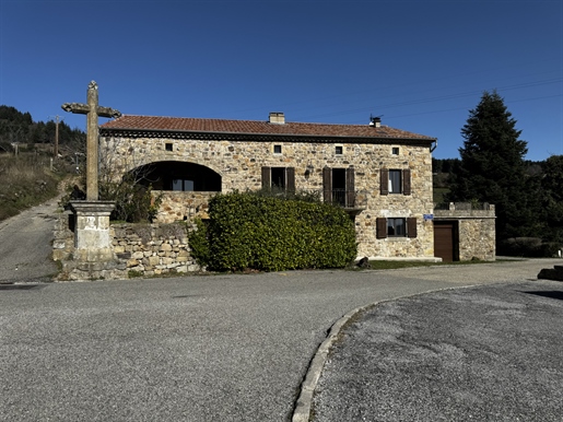Dorfhaus aus Ardèche-Stein mit 6.000 m2 angrenzendem Grundstück