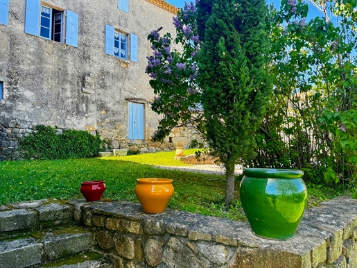 Prachtig oud gebouw van de Ardèche met zijn 2 huisjes en zwembad