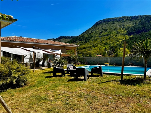 Mooie moderne gelijkvloerse villa met zwembad en uitzicht...