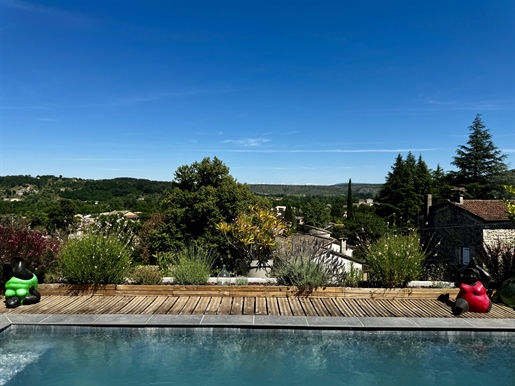 Atypisk modern bungalow med terrasser, pool och panoramautsikt...