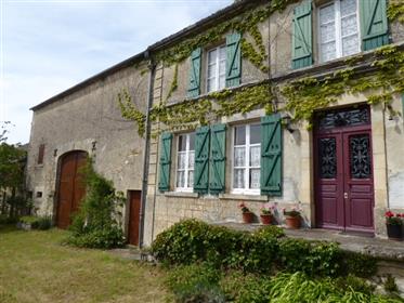 Bourgogne: beau caractère vieille maison de campagne 