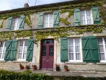 Burgundi: kaunis hahmo vanha maalais talo 