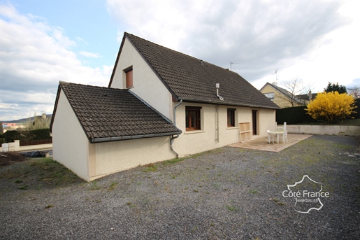 Givet single-storey detached house, located in a quiet area. To be discovered as soon as possible!