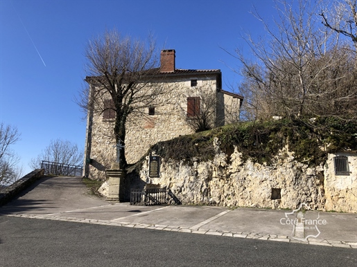 Casa de pedra com belas vistas e amplo jardim Montmurat 15600