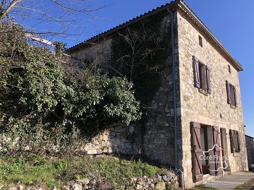 Casa de pedra com belas vistas e amplo jardim Montmurat 15600