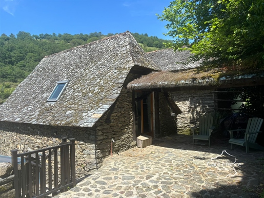Pretty little cottage in a village, with a view of the Lot St. Sulpice, near Vieillevie Aveyron / Ca