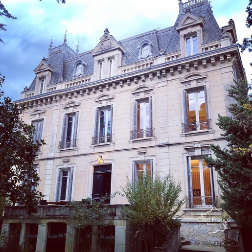 Prestigiosa proprietà completamente ristrutturata nel cuore di una vivace cittadina della Drôme pro