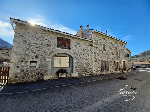 Stone house of 308 m2 with main house and two gîtes on wooded park of 7500 m2