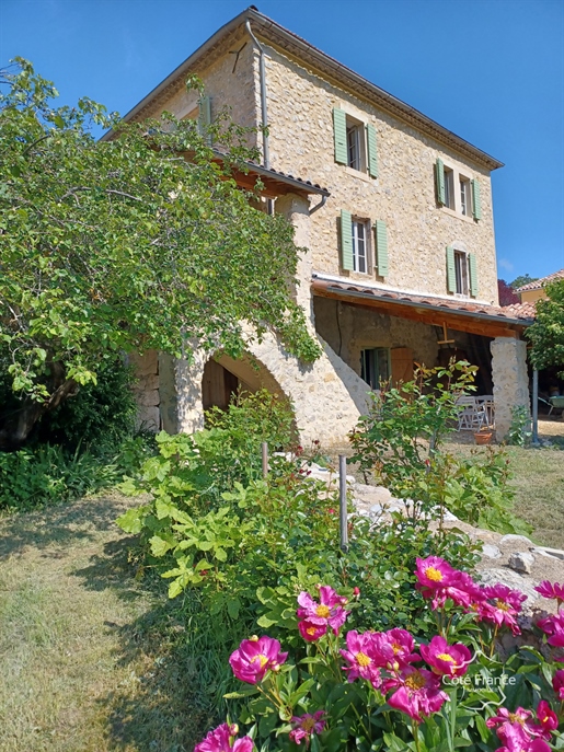 Stone house of 143 m2 on two levels, with swimming pool, cellars, outbuildings and building of 90 m2