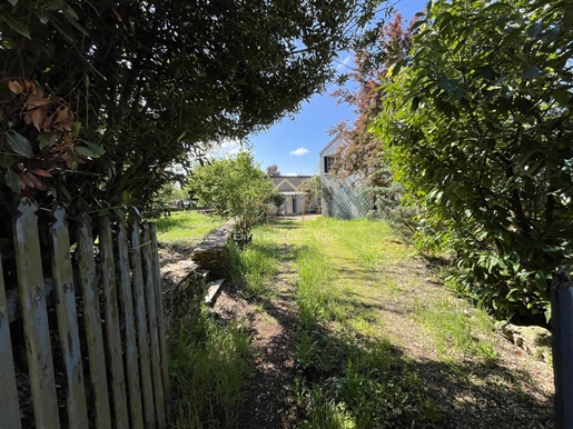 Ruhiges 4-Zimmer-Haus mit Nebengebäuden.