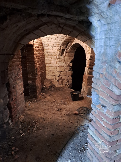Aisne Guise Maison historique avec des caves magnifique de Xvii2 siècle